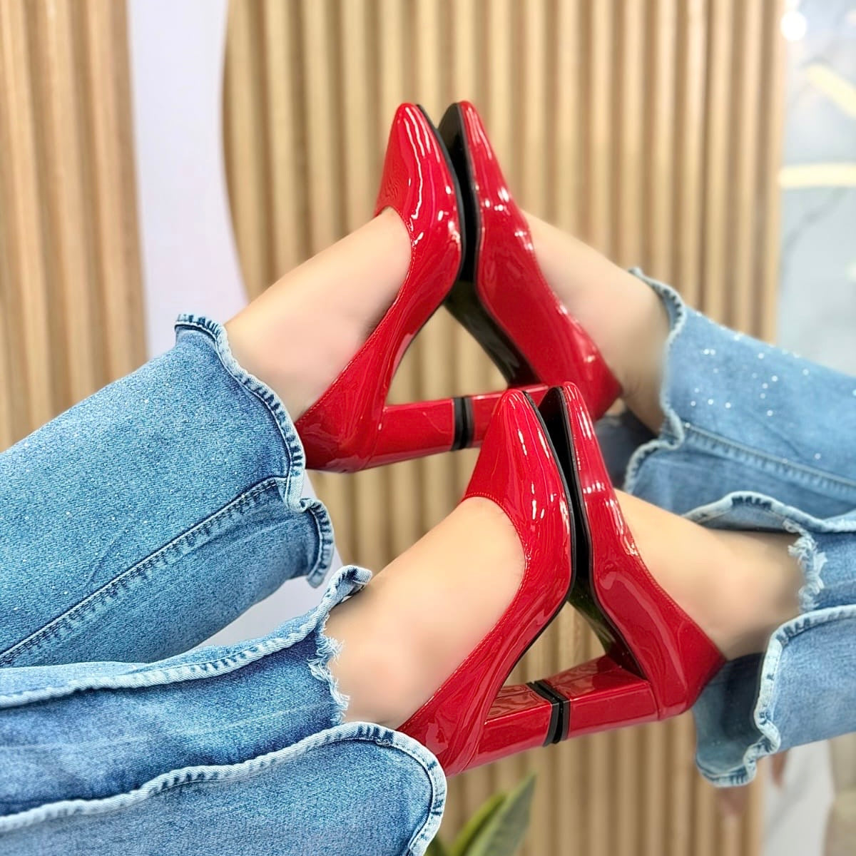 Ref. Atenea - Tacon Stiletto Clásico en Charol con Tacón Cuadrado