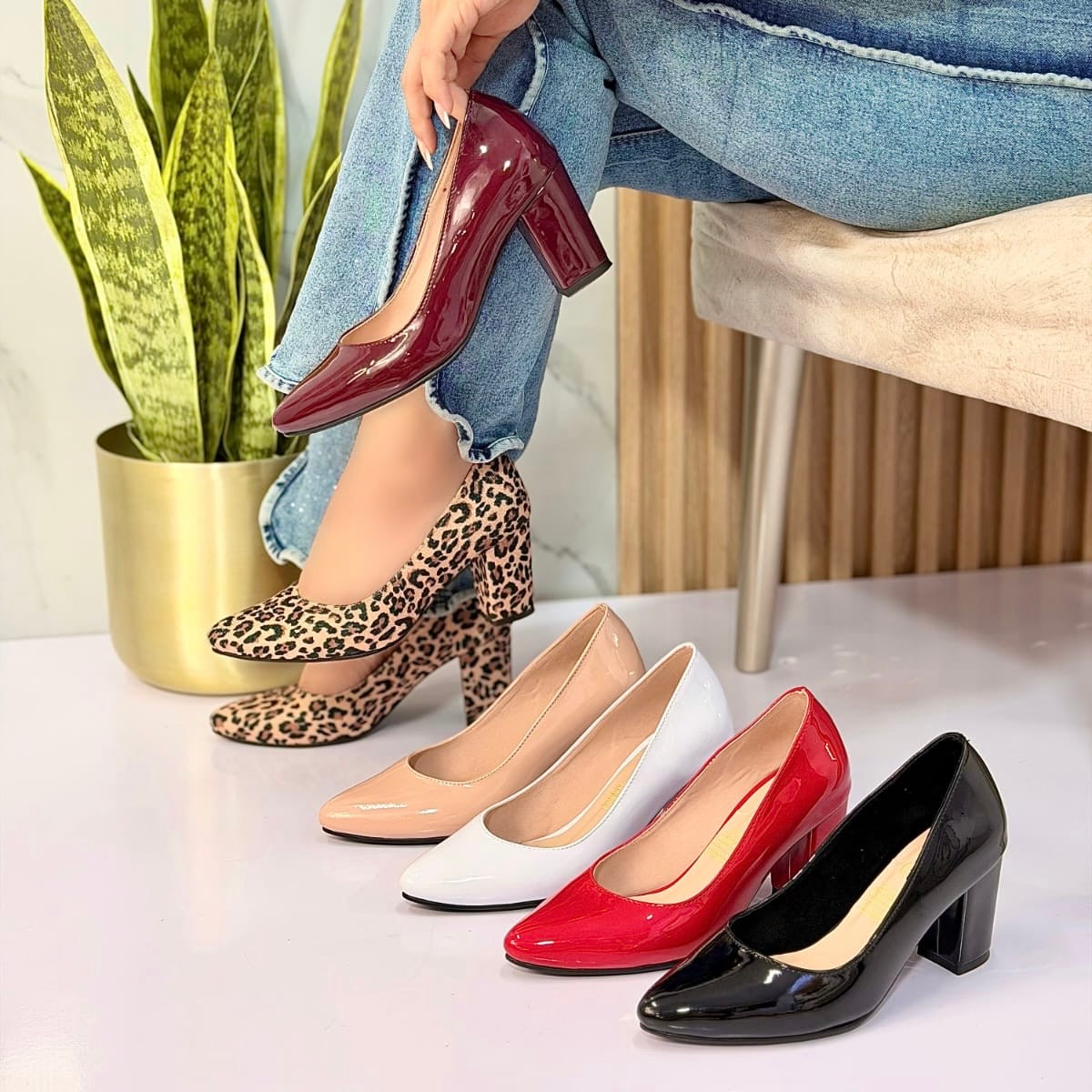 Ref. Atenea - Tacon Stiletto Clásico en Charol con Tacón Cuadrado